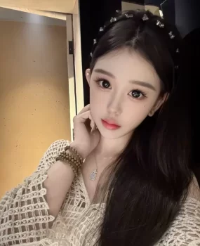 白嫩极品身材美女