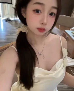 丰满水润小妹，很有感觉