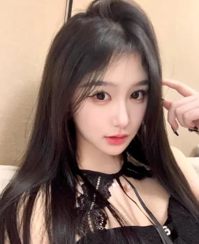 白皙长腿兼职小姐姐