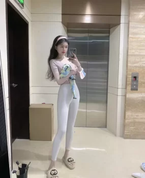 体操小姐姐被我带到公寓揪着头发造也不忘记拍照