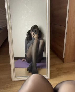 胸部挺腿长,前凸后翘,身材非常好,颜值也很高