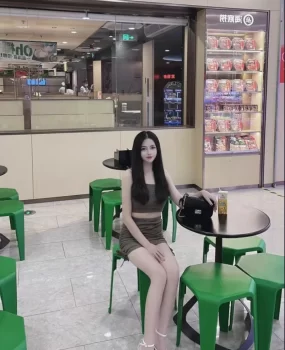 观音桥 粉嫩多汁00后医美妹妹兼职