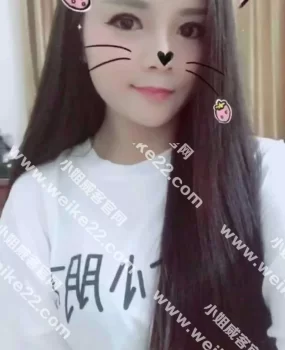 体验武汉汉街一年轻妹子