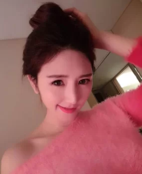 极品奔放女一枚，很有感觉，奶圆脸白，高质量