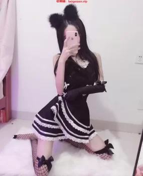 汁多逼紧粉嫩的前台小姐姐