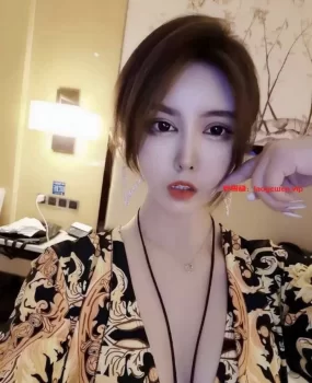 性感妩媚少妇奶子又白又大，屁股翘，关键还是耐操，叫的还骚