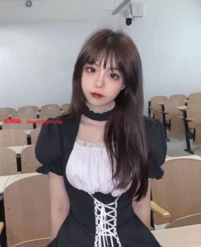 成都新人兼职，甜甜，水多一碰就湿，操起来噗呲噗呲的，爽的一逼。