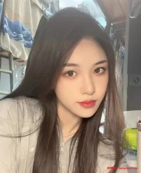 宁波妙龄热辣美女，美腿美胸小细腰身体柔软