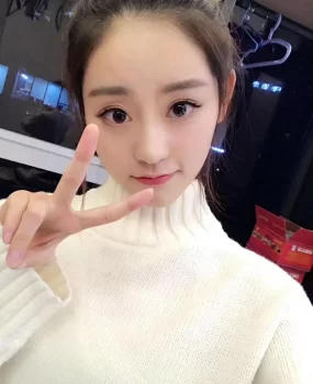 做美容的清纯型美女，肤白貌美